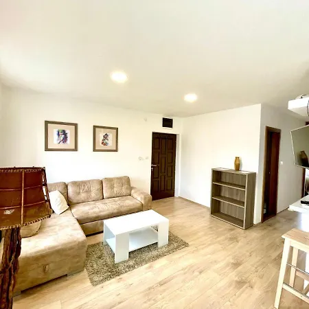 Cozy In Belgrade, Cukarica, Zeleznik, Free Parking And Wifi Apartment *